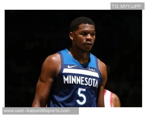 爱德华兹表现稳定半场10投5中贡献12分2篮板罚球命中率待提高